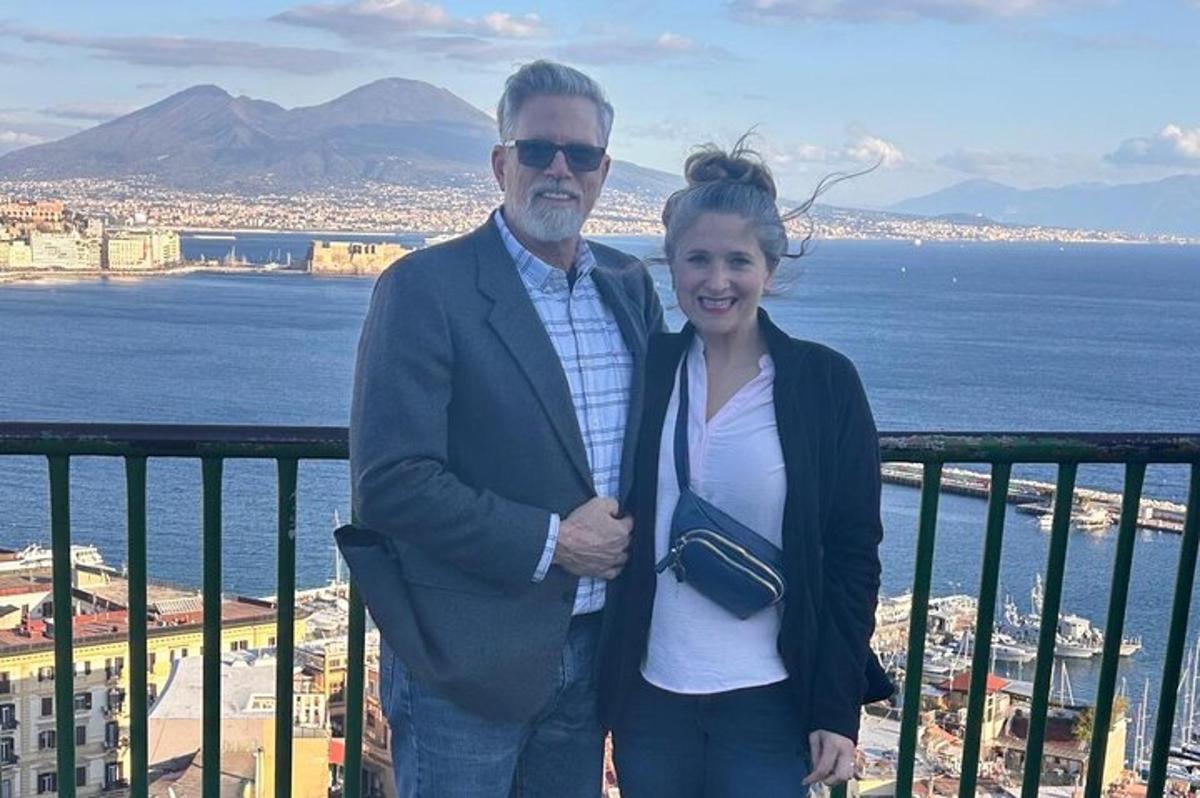 um homem e uma mulher em pé em uma sacada