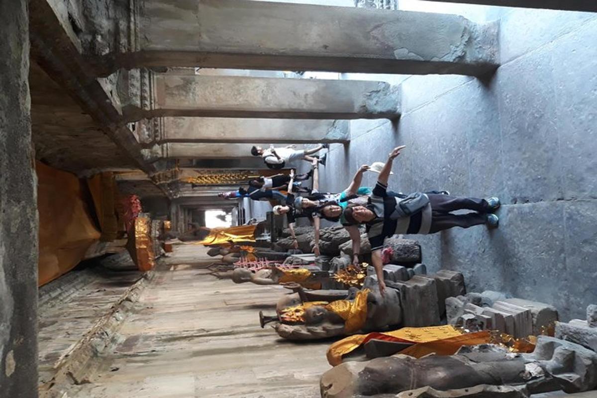 Un grupo de personas colgadas en una pared de una habitación.