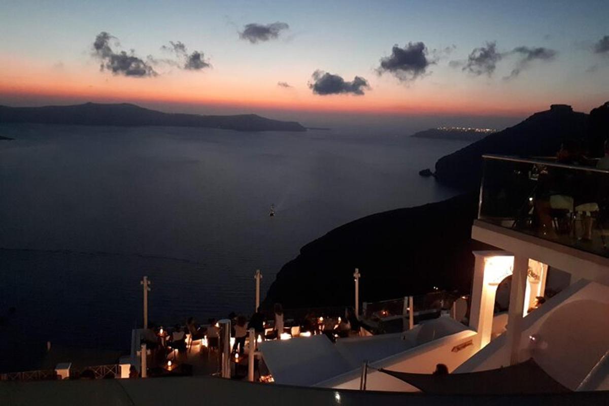 ein Blick auf das Meer bei Sonnenuntergang von einem Gebäude aus