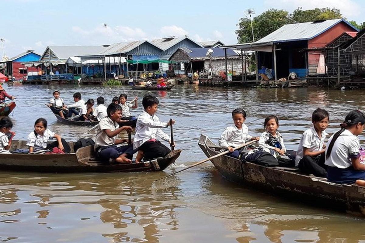 Un grupo de niños viajando en botes en el agua