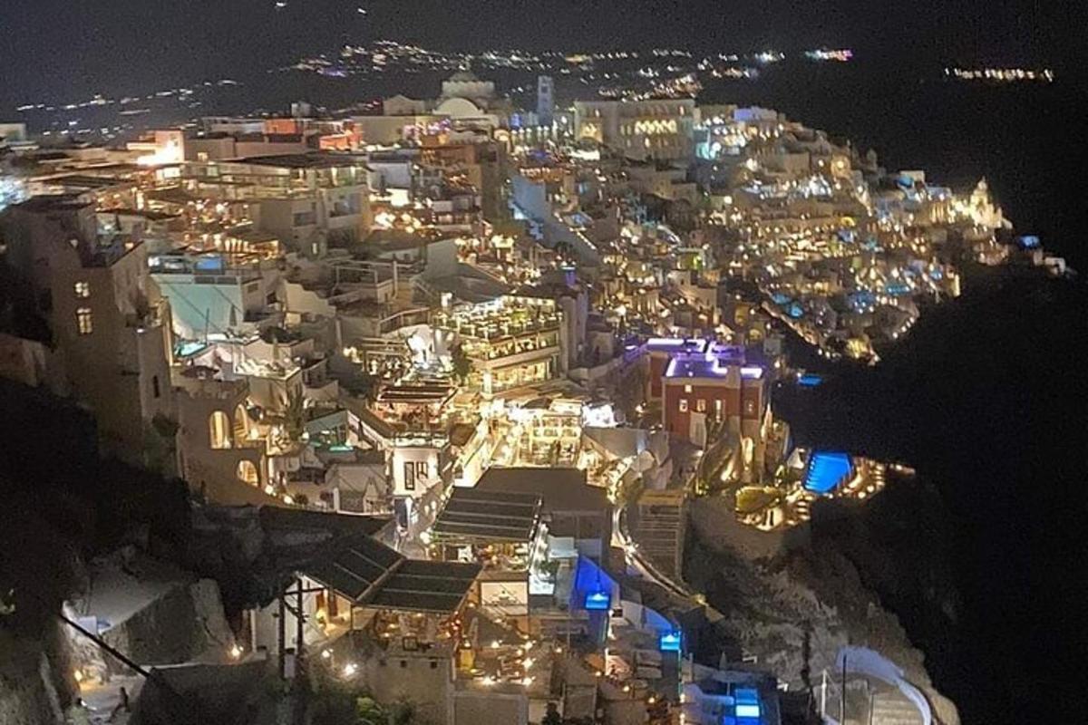 明かりが灯る夜の街の景色