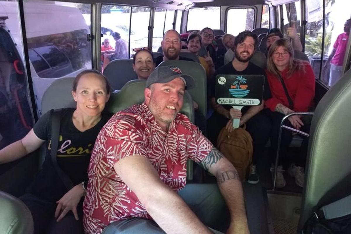 un gruppo di persone sedute su un autobus