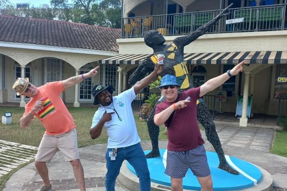 un gruppo di uomini in piedi davanti a una statua