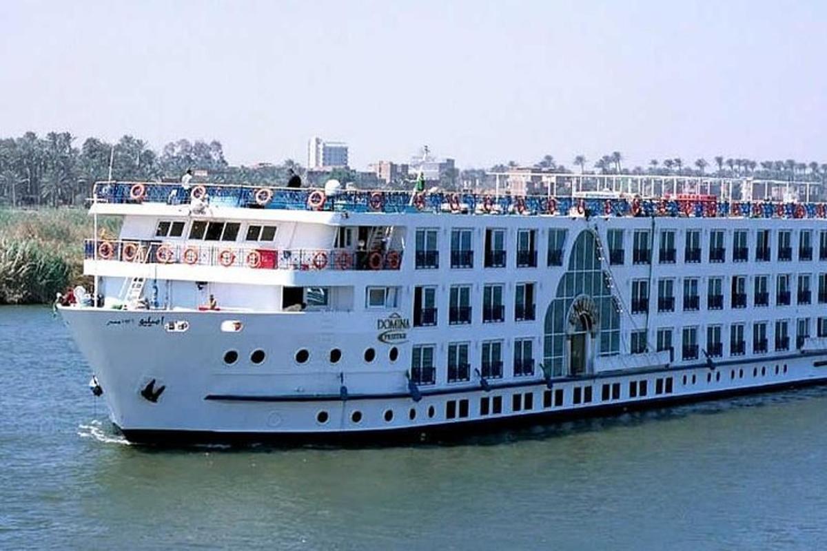 um navio de cruzeiro na água com pessoas nele