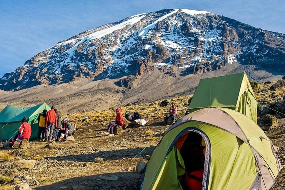 sekumpulan khemah dan gunung yang dilitupi salji