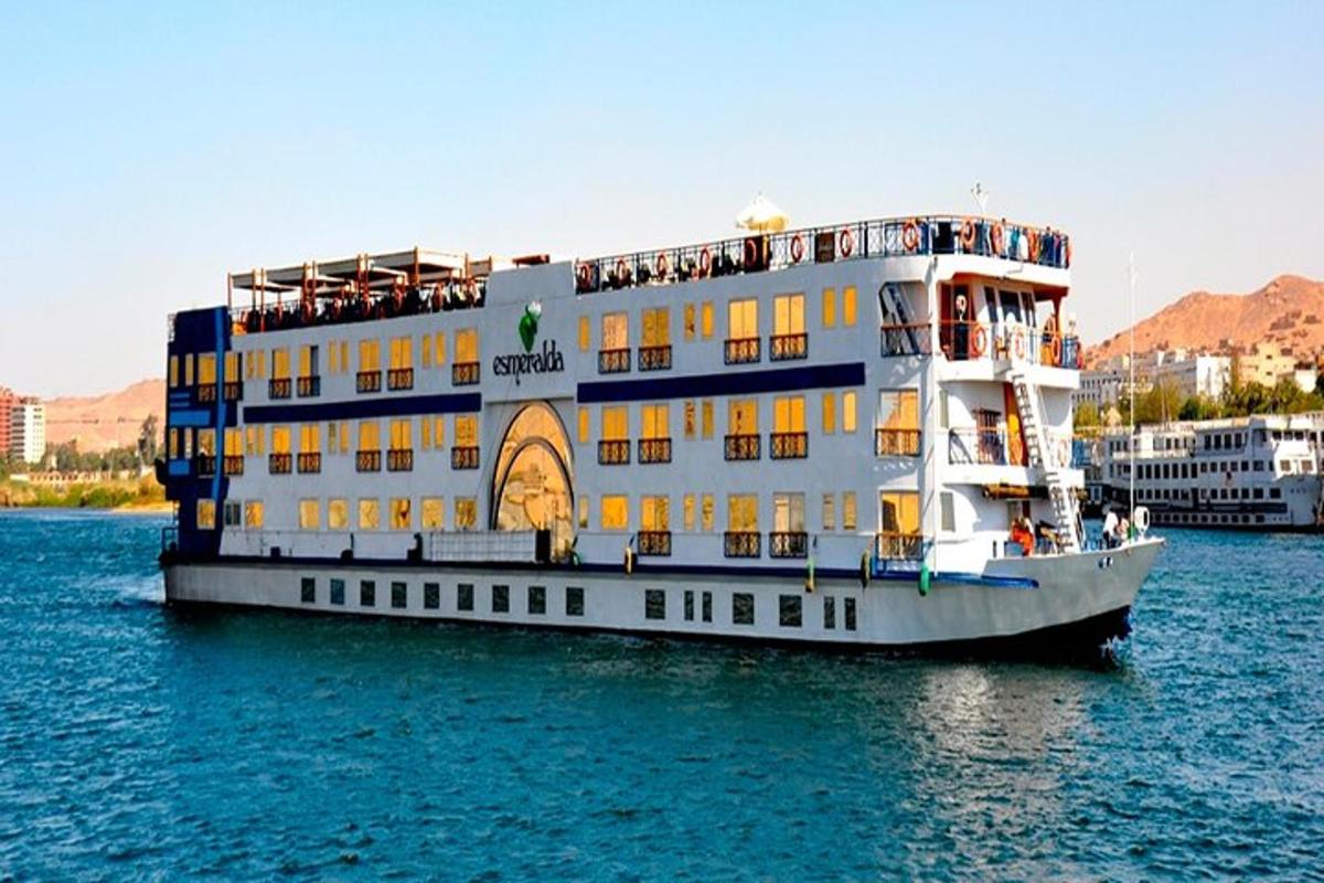um grande navio de cruzeiro na água de um rio
