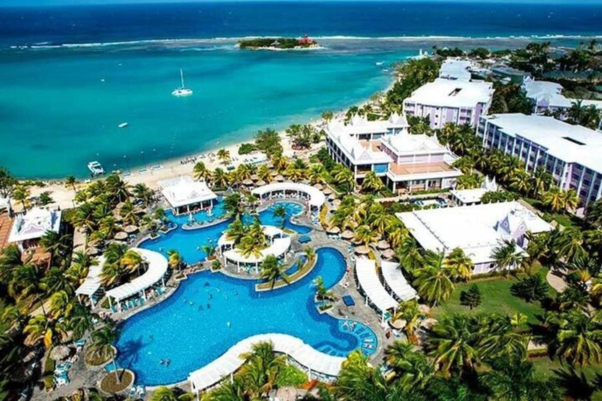 una vista aerea di un resort vicino all'oceano