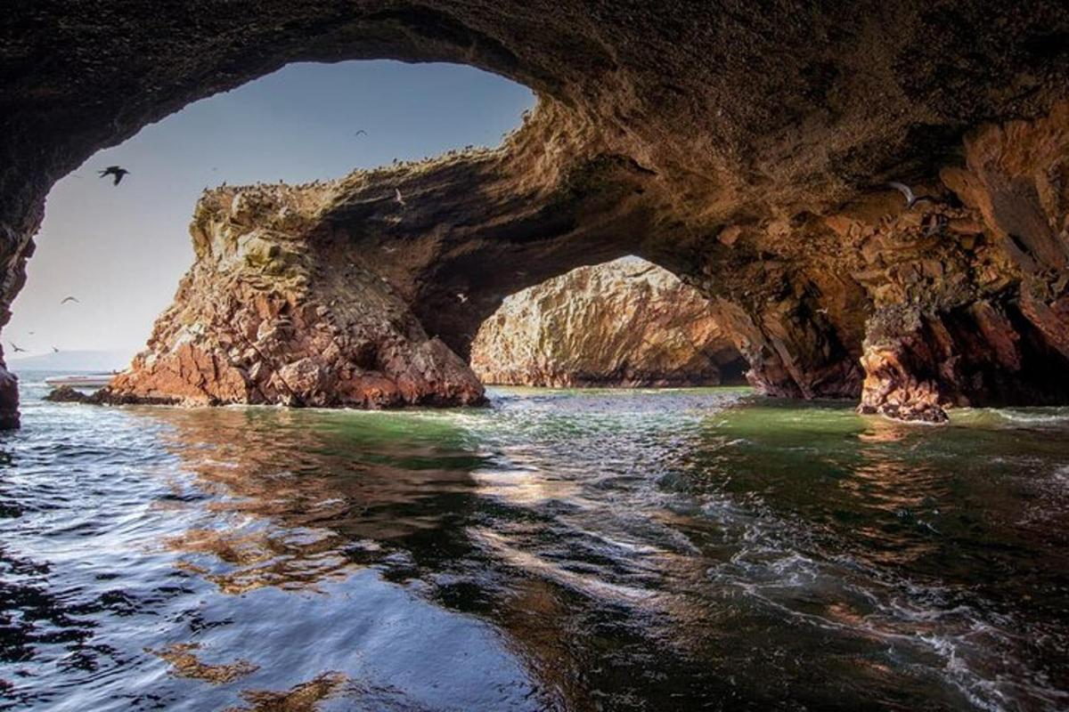 uma caverna na água perto do oceano