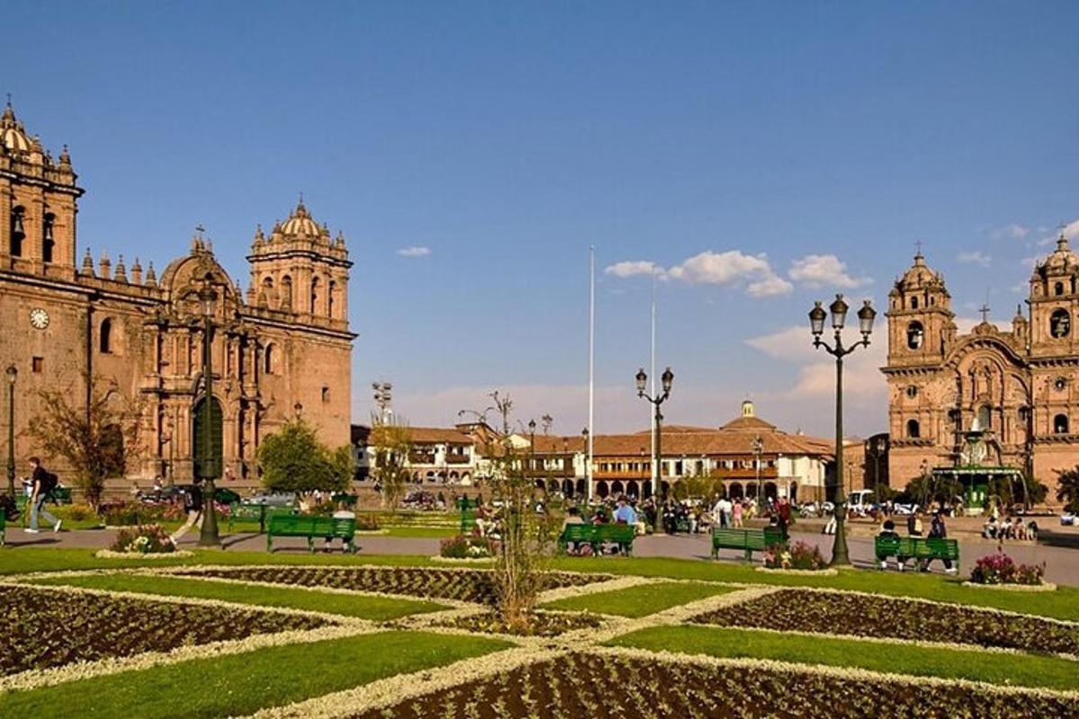 um grande edifício com um parque na frente