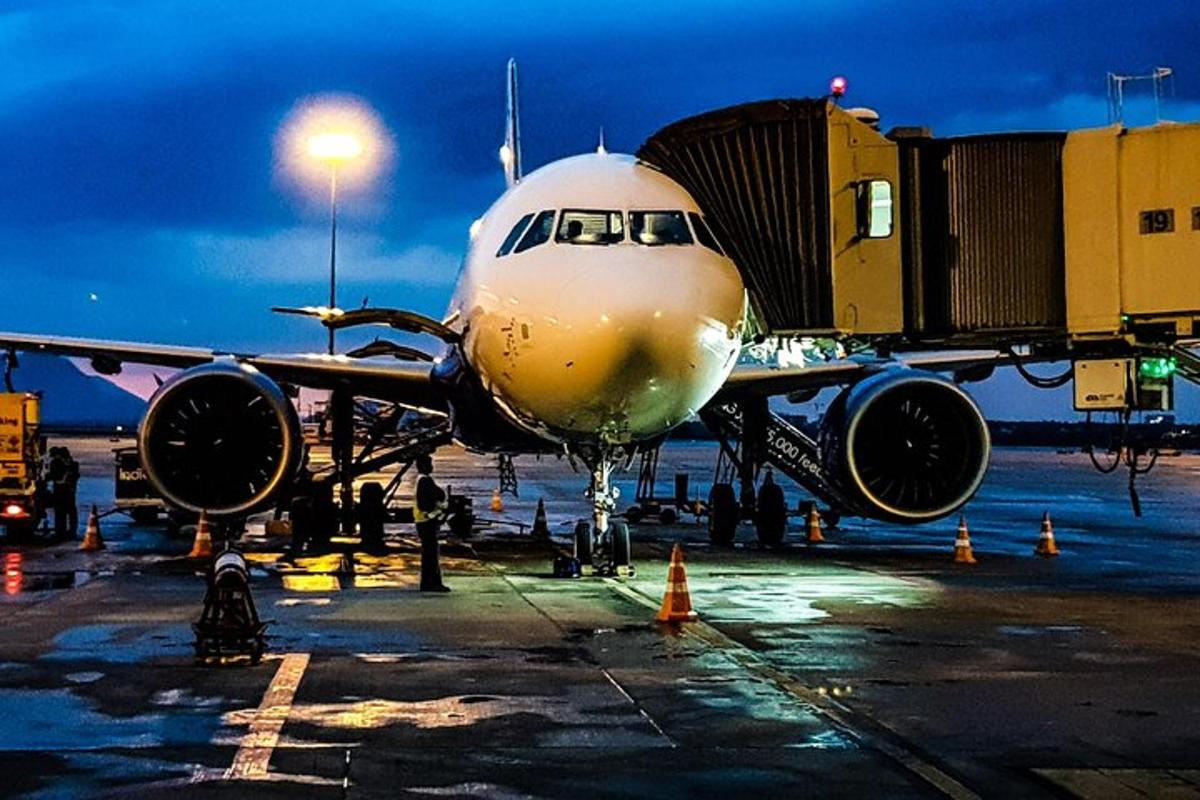 un aereo è parcheggiato su una pista di notte
