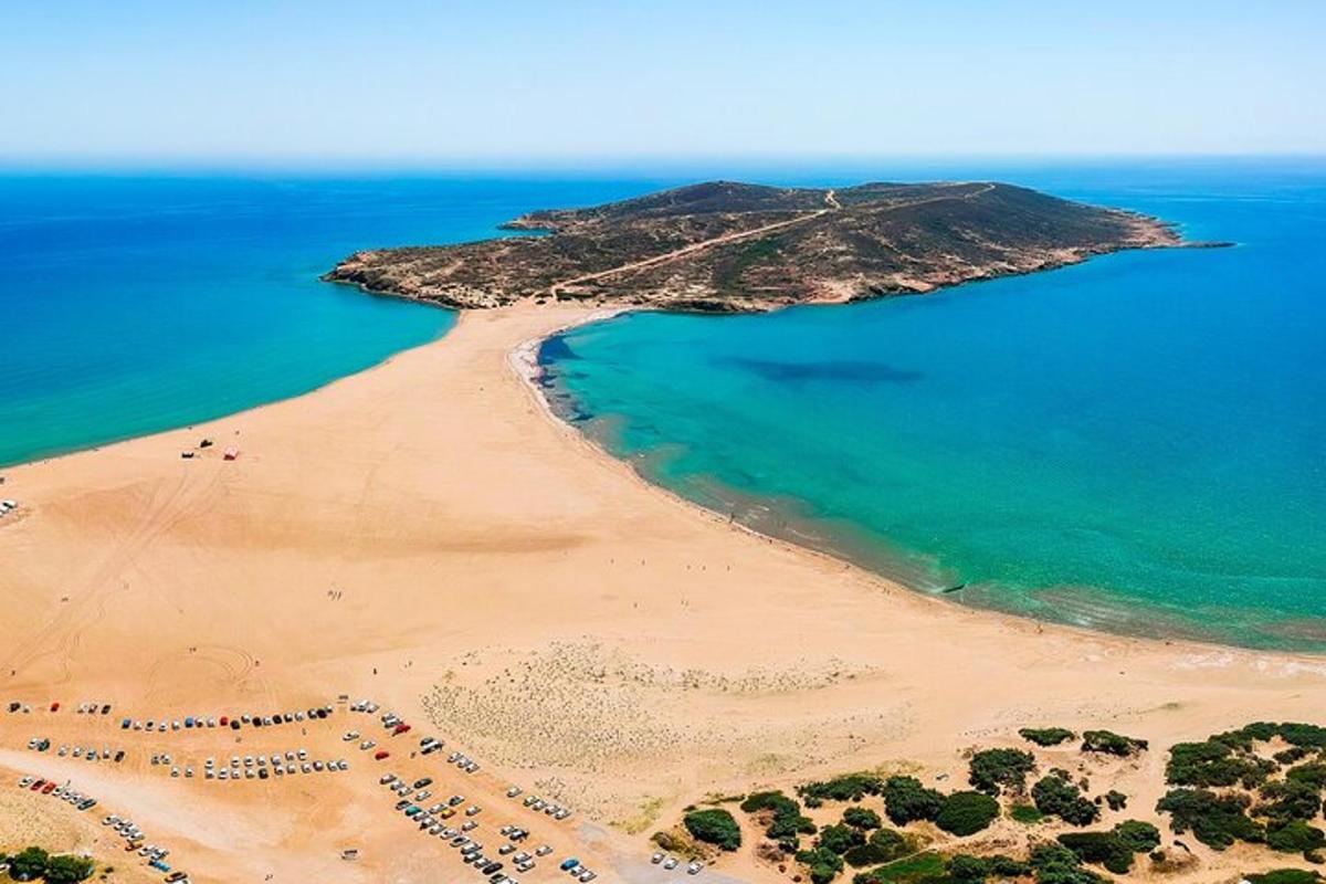 egy légi felvétel a strandról és az óceánról