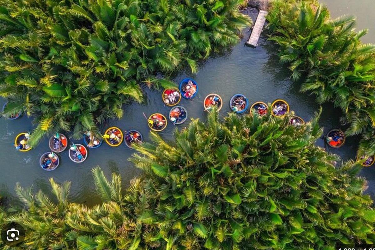 pemandangan udara taman air dengan banyak bot