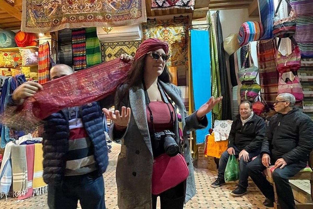 uma mulher parada em um mercado segurando uma sacola grande