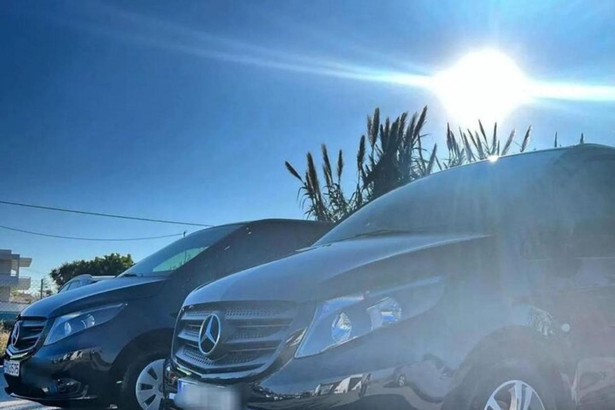 dwa samochody zaparkowane obok siebie na parkingu