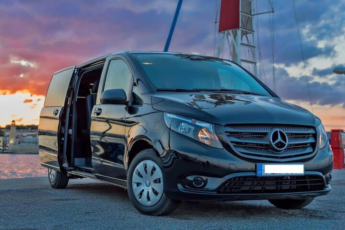 parklas pargitud Mercedes-Benzi kaubik