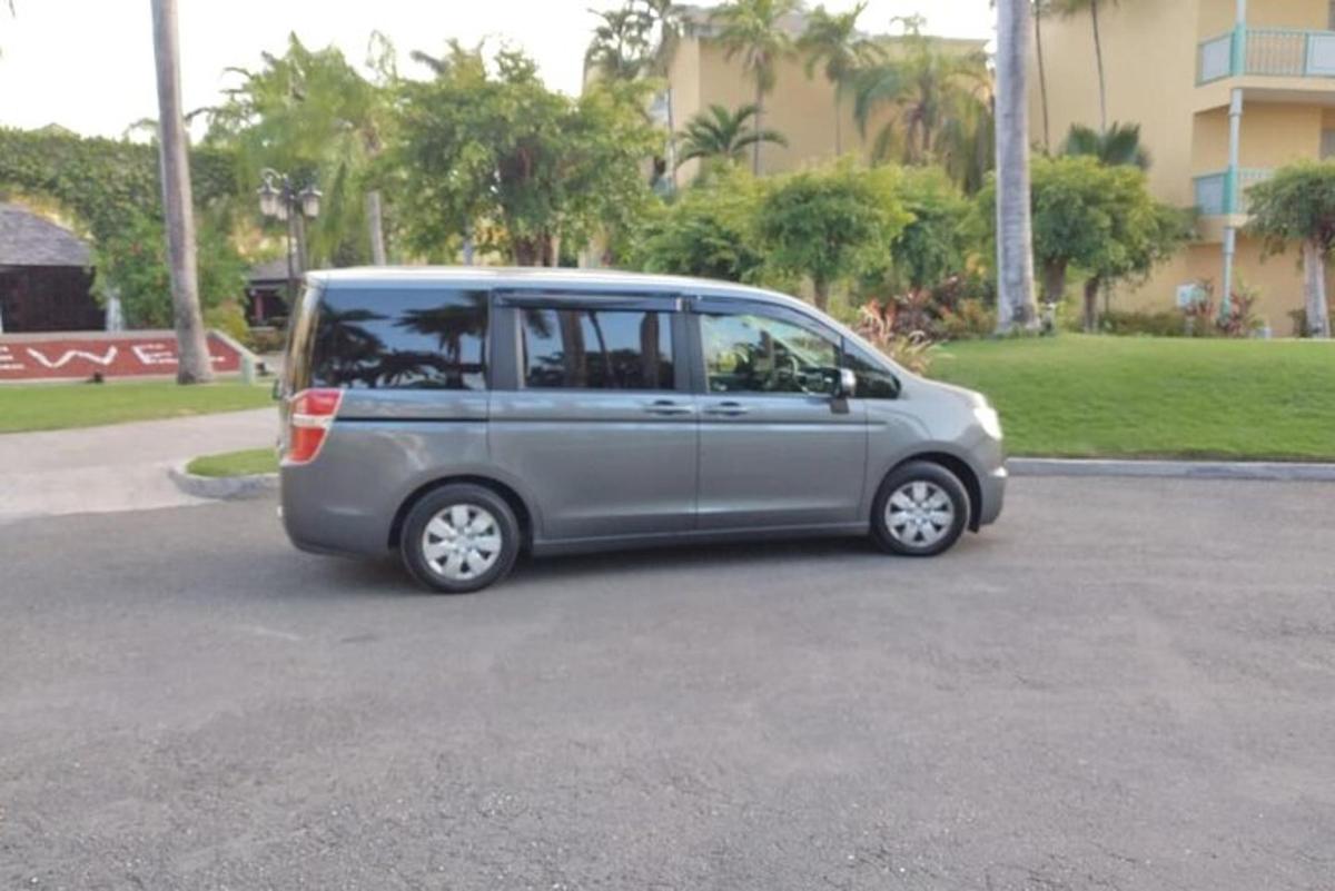 srebrn kombi parkiran na parkirišču