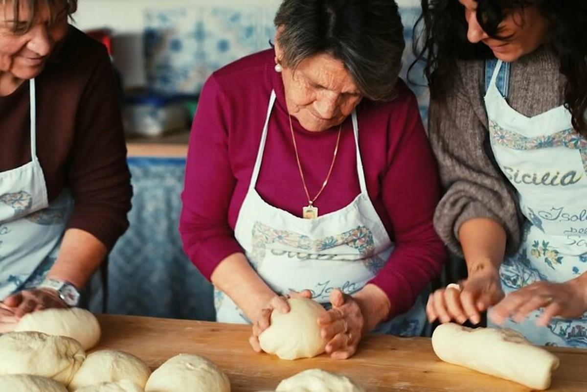 dua wanita sedang membuat roti di atas meja