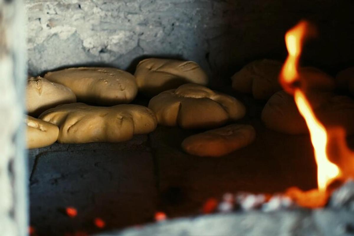 um grupo de batatas marrons sentadas perto de uma fogueira