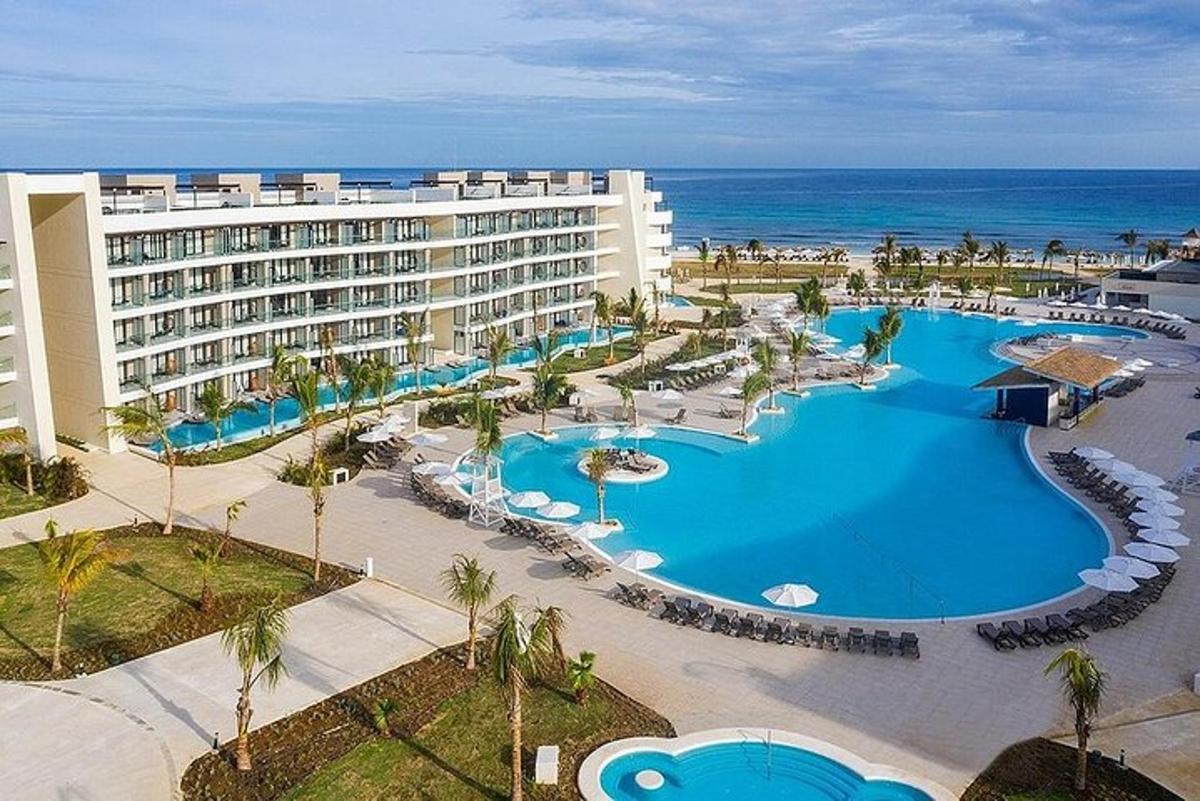 uma vista aérea de um resort com uma grande piscina
