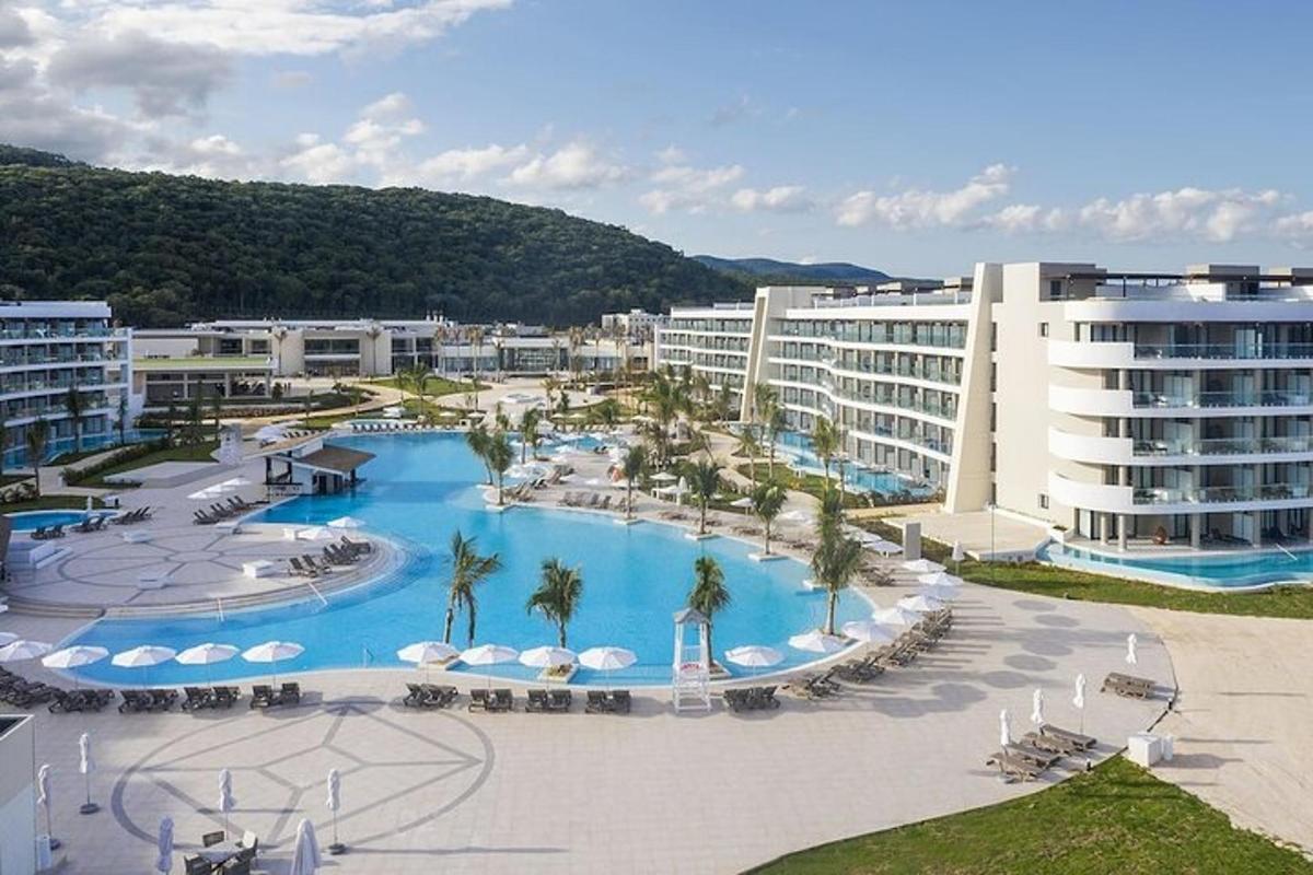 uma vista aérea de um resort com piscina