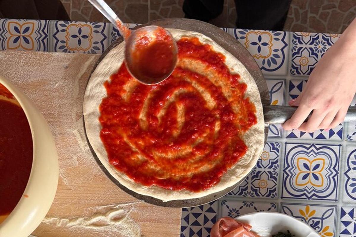 Pizza á borði með tómatsósu