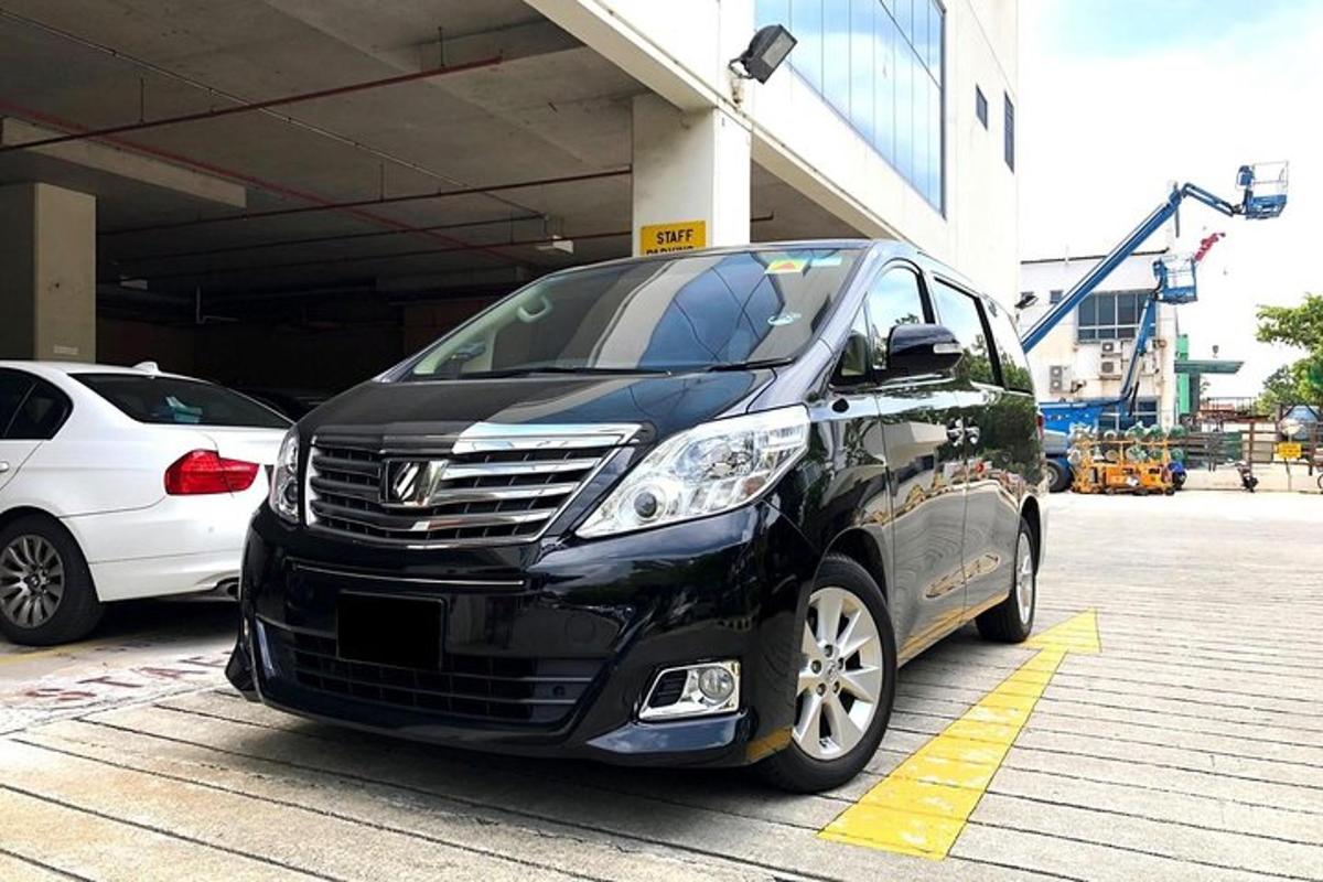 sebuah kereta hitam diletakkan di tempat letak kereta