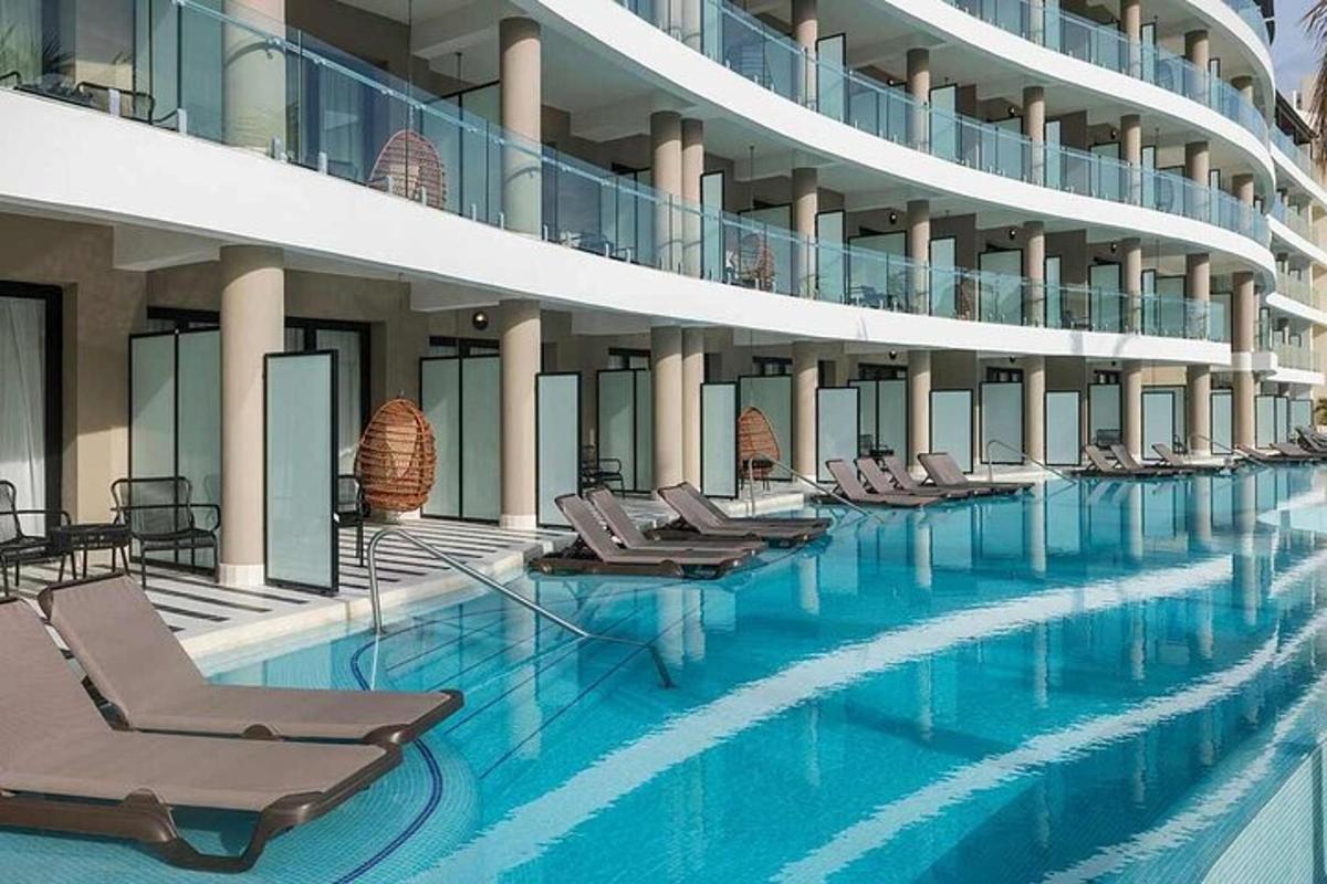 una gran piscina amb gandules en un edifici