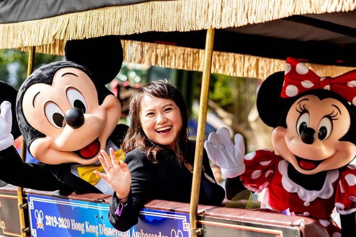 seorang wanita menaiki troli dengan kostum mickey mouse