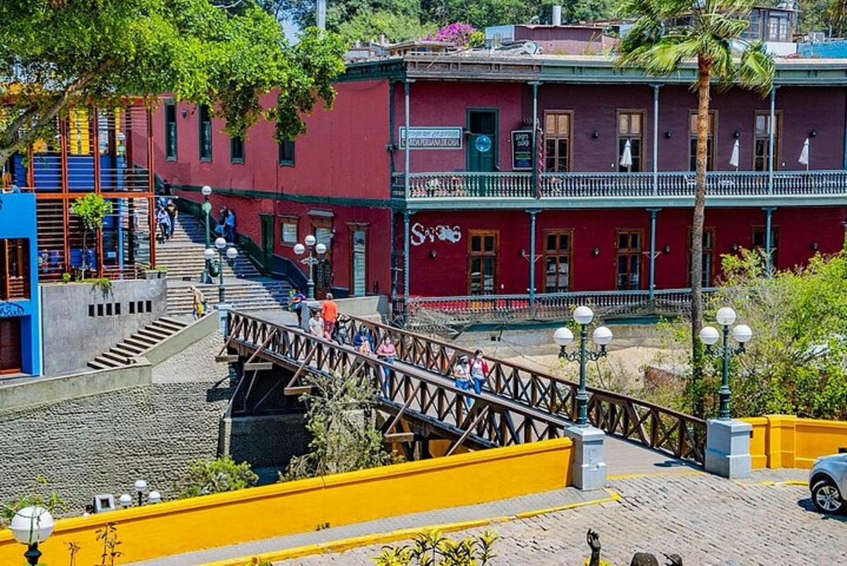 Un puente en una ciudad con un edificio rojo.