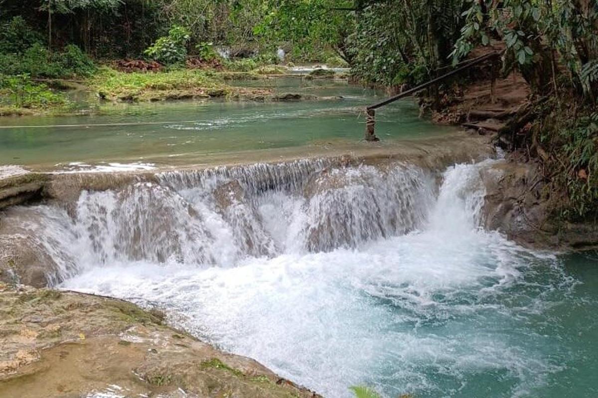 una cascata in mezzo a un fiume