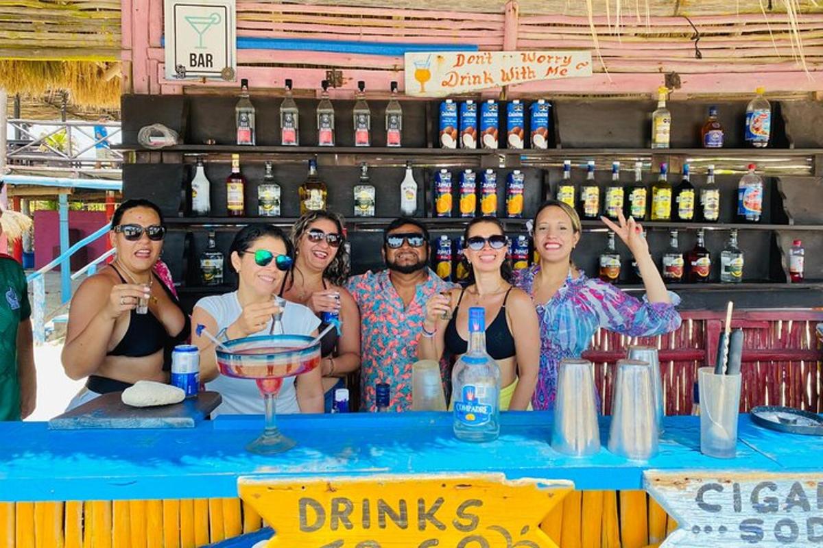 um grupo de pessoas em pé em um bar com um barman