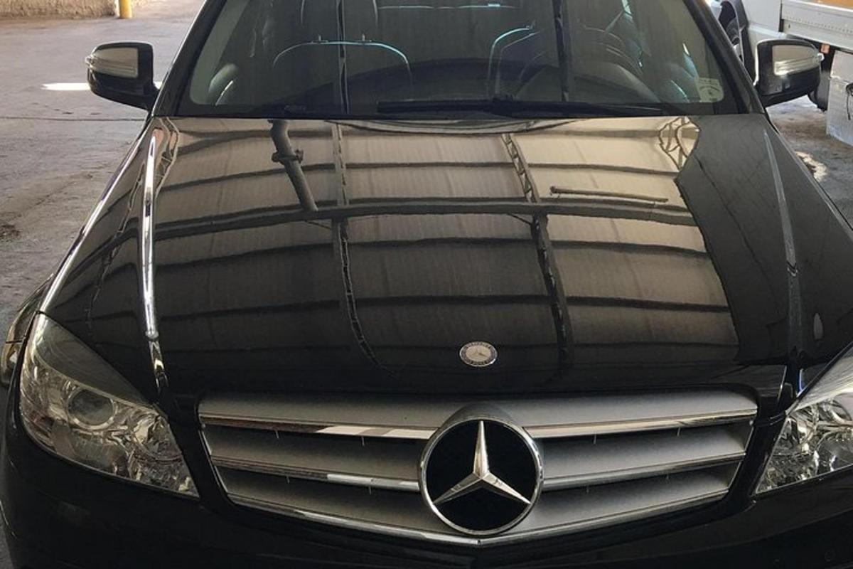 auto Mercedes Benz s otevřenou kapotou