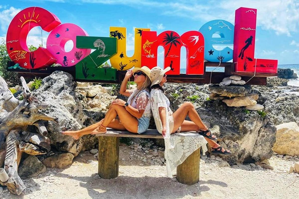 uma mulher sentada em um banco na praia