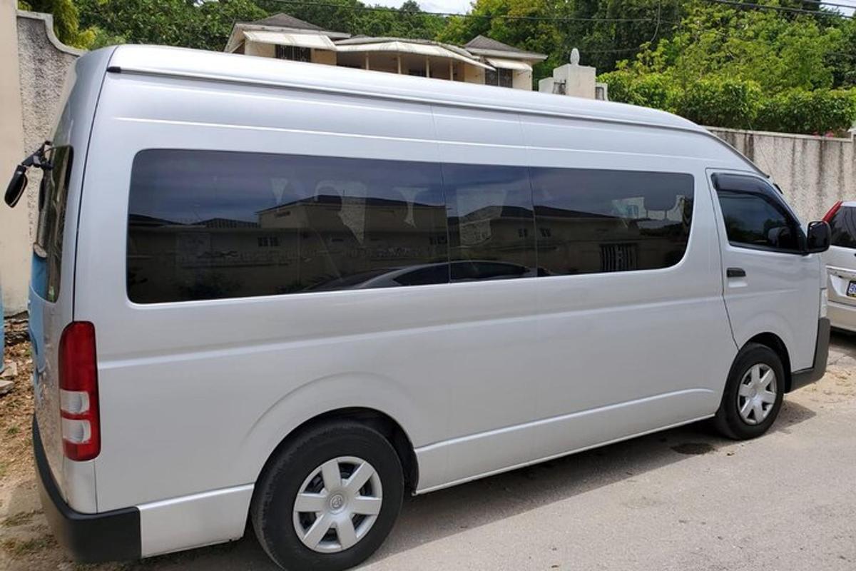 một chiếc xe tải màu trắng đỗ trong bãi đậu xe