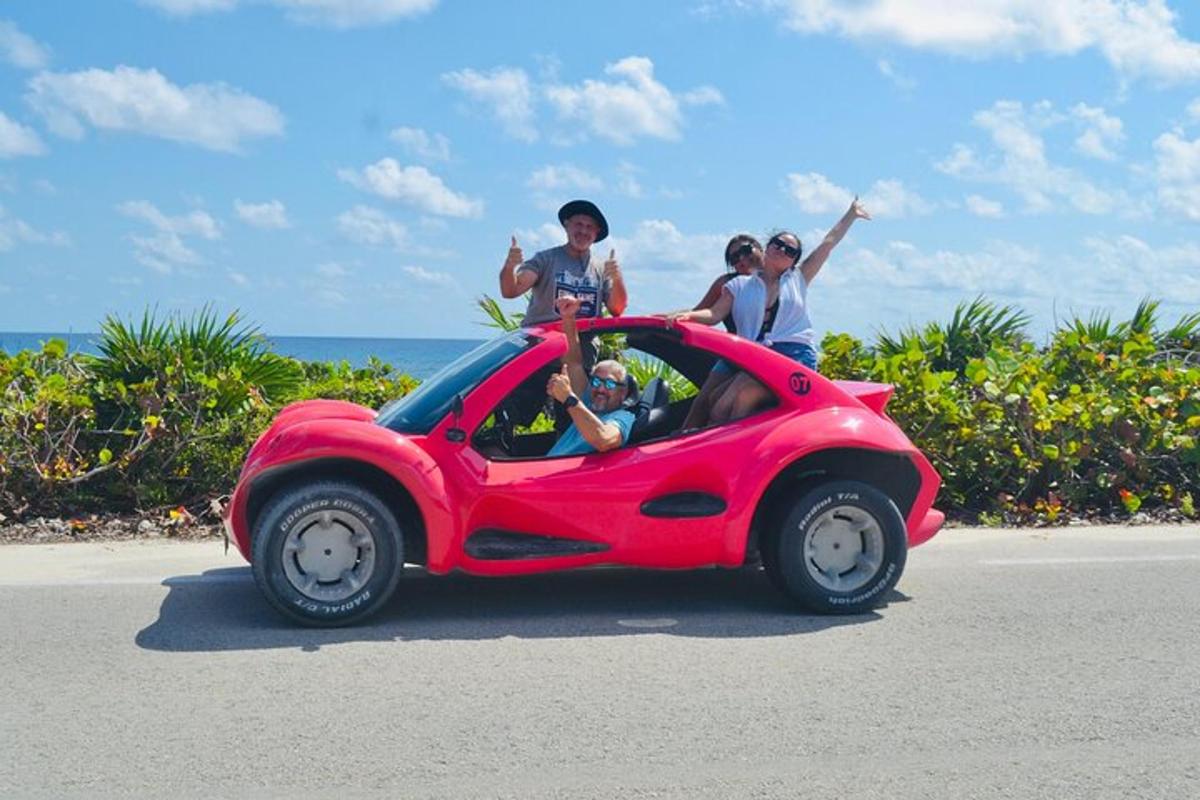 um grupo de pessoas sentadas em um pequeno carro rosa