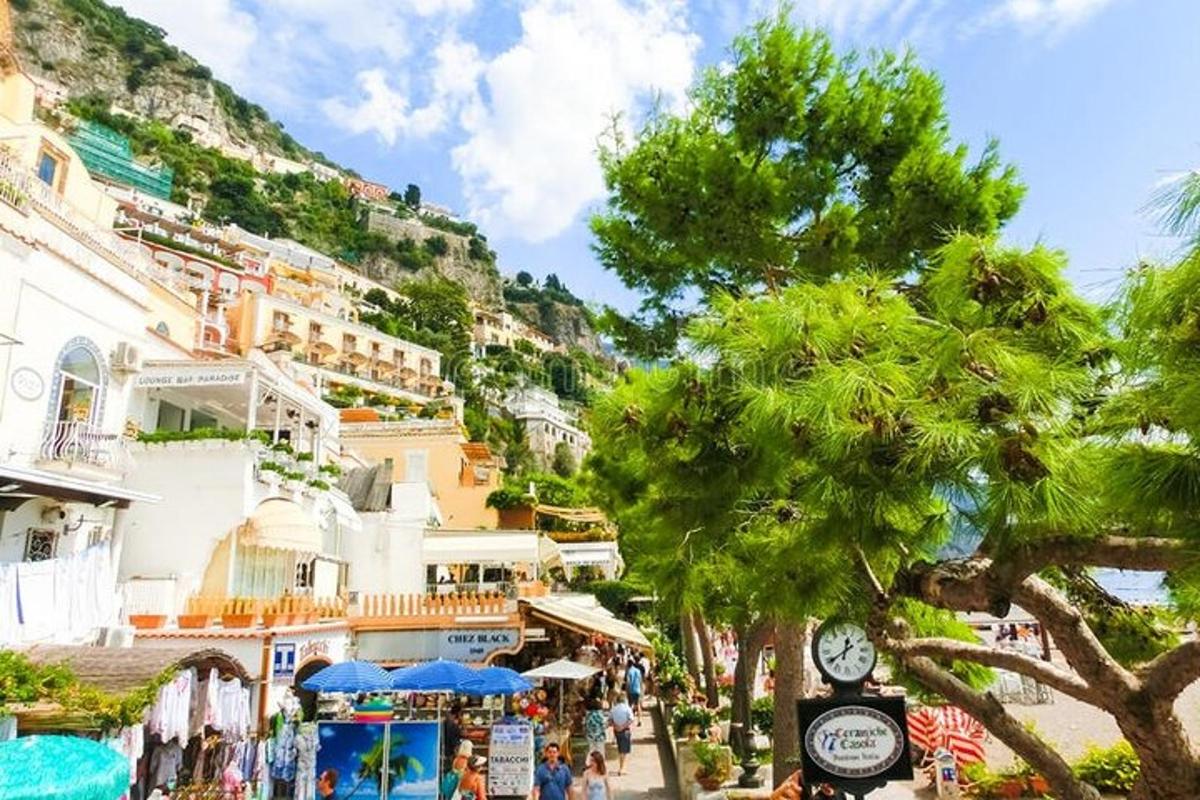 isang kalye sa positano na may puno at mga gusali