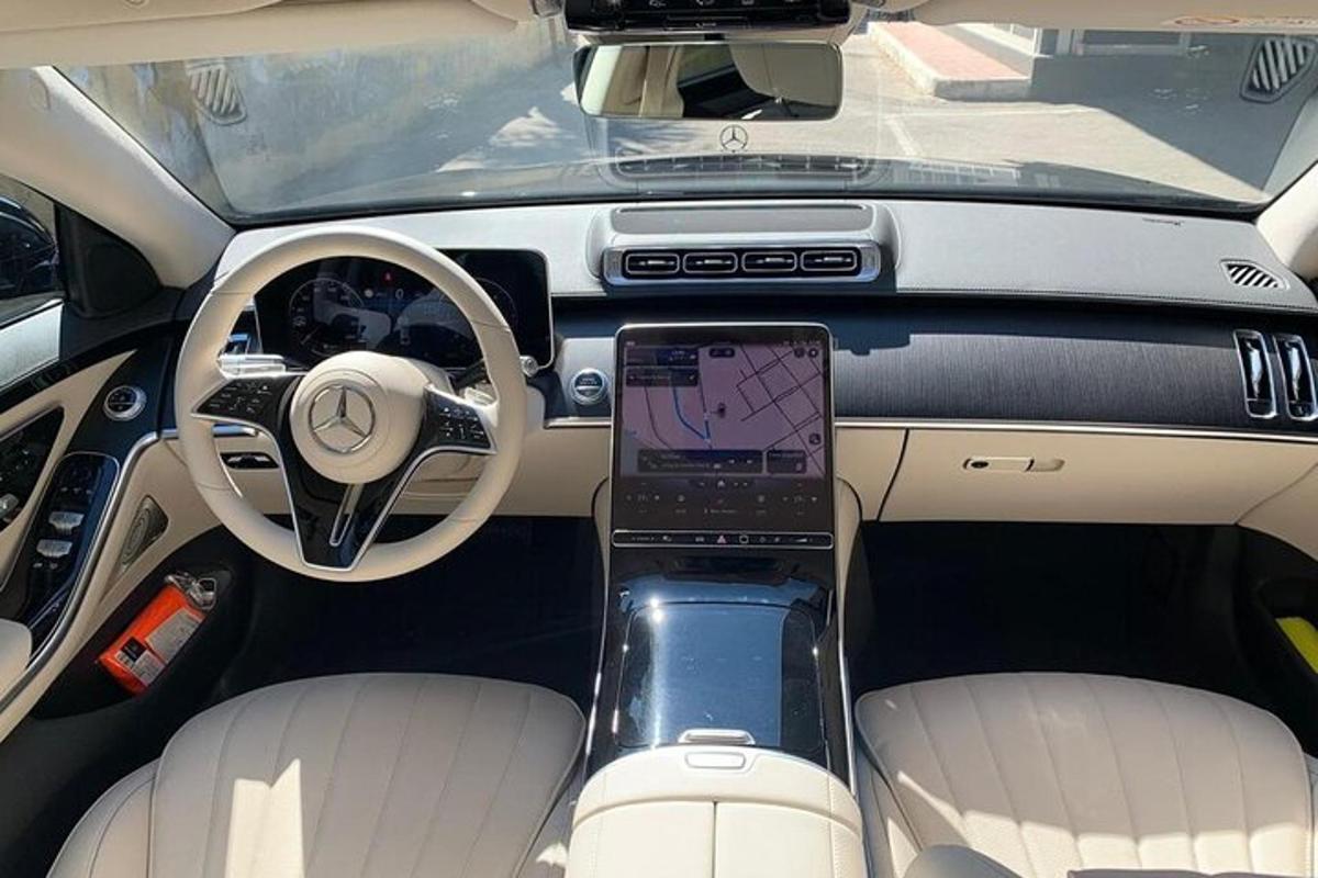 een blik op het interieur van een Acedes Benz-auto met een laptop
