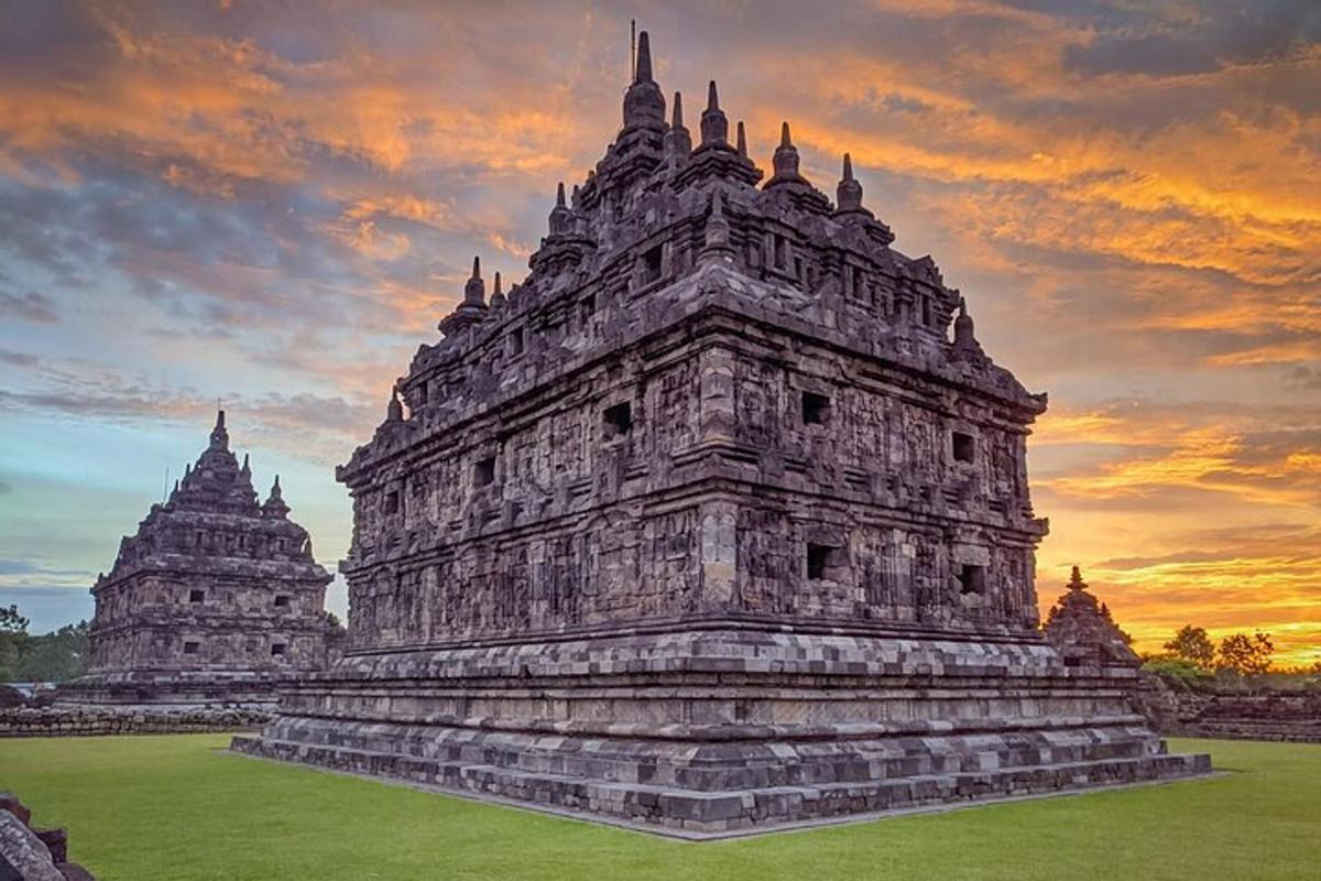 bangunan batu besar dengan latar belakang matahari terbenam