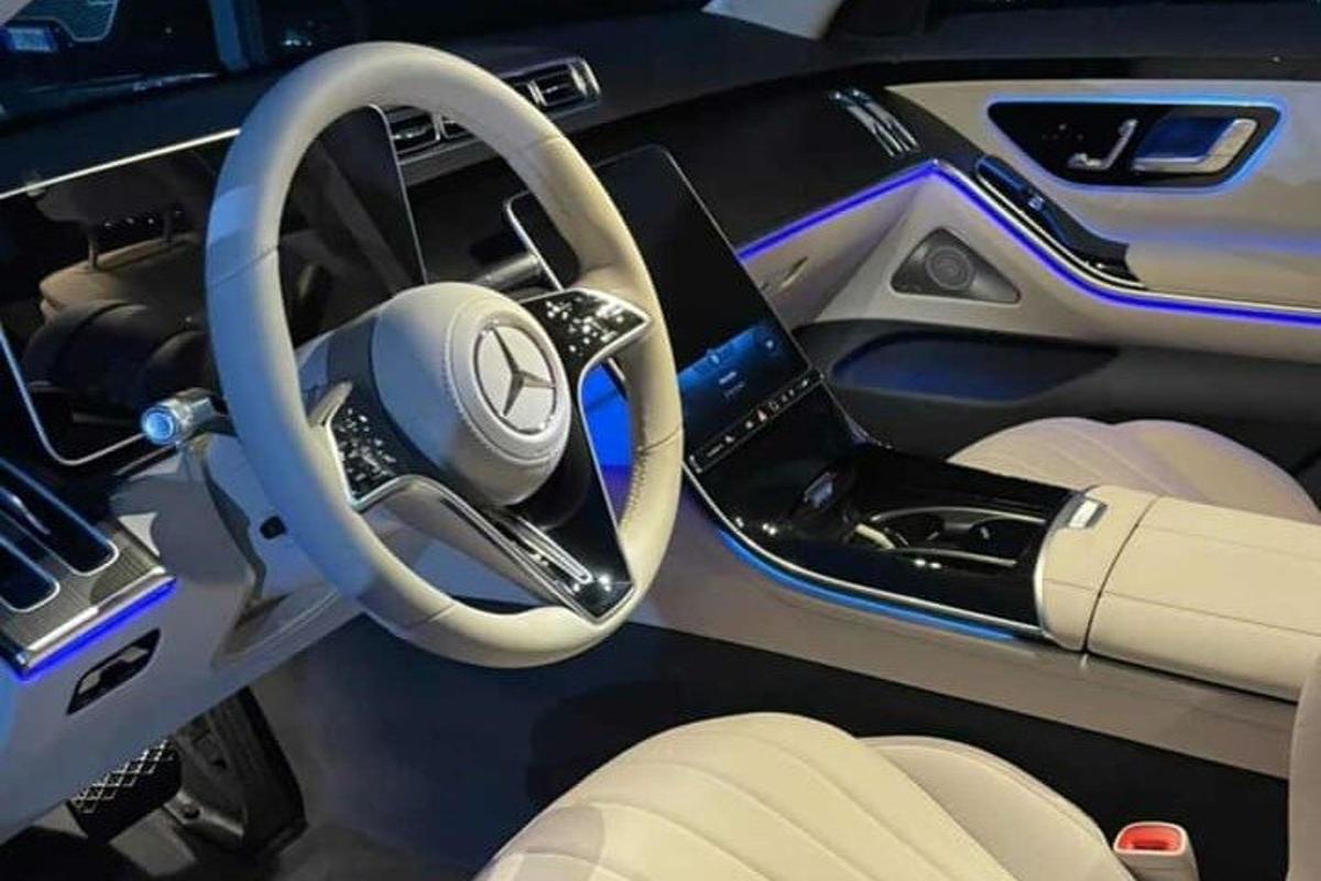Útsýni yfir stýrið á Acedes Benz bíl