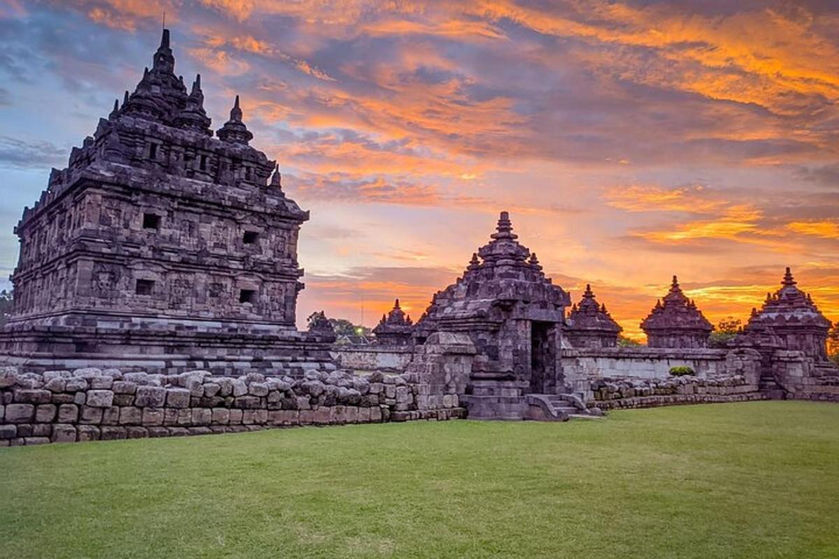 sekumpulan bangunan batu dengan latar belakang matahari terbenam
