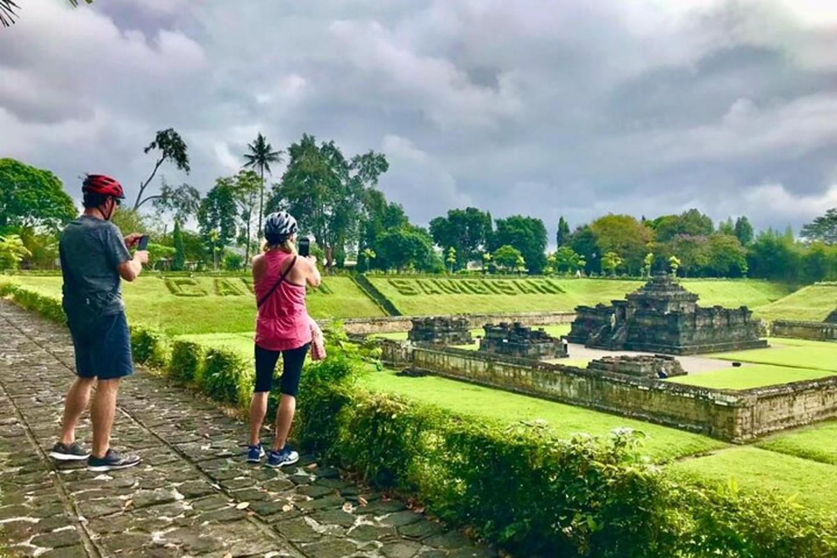 寺院の写真を撮っている男性と女性