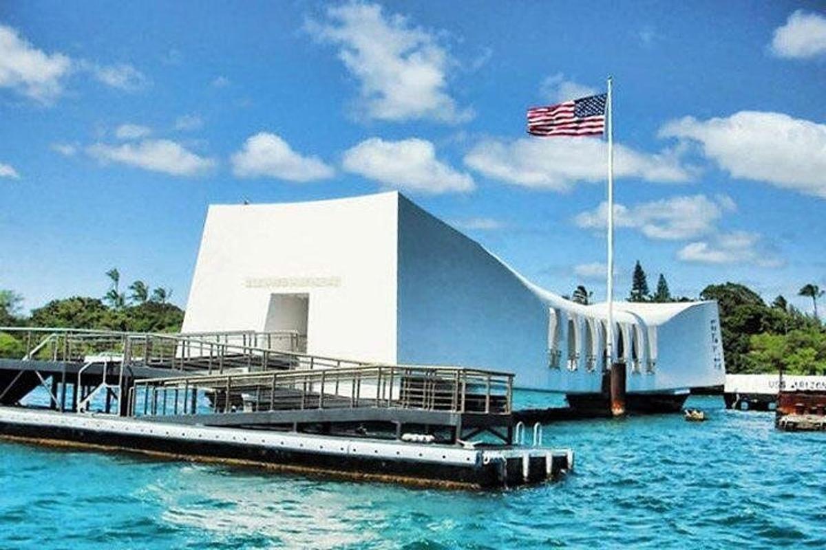 un edificio sull'acqua con una bandiera americana