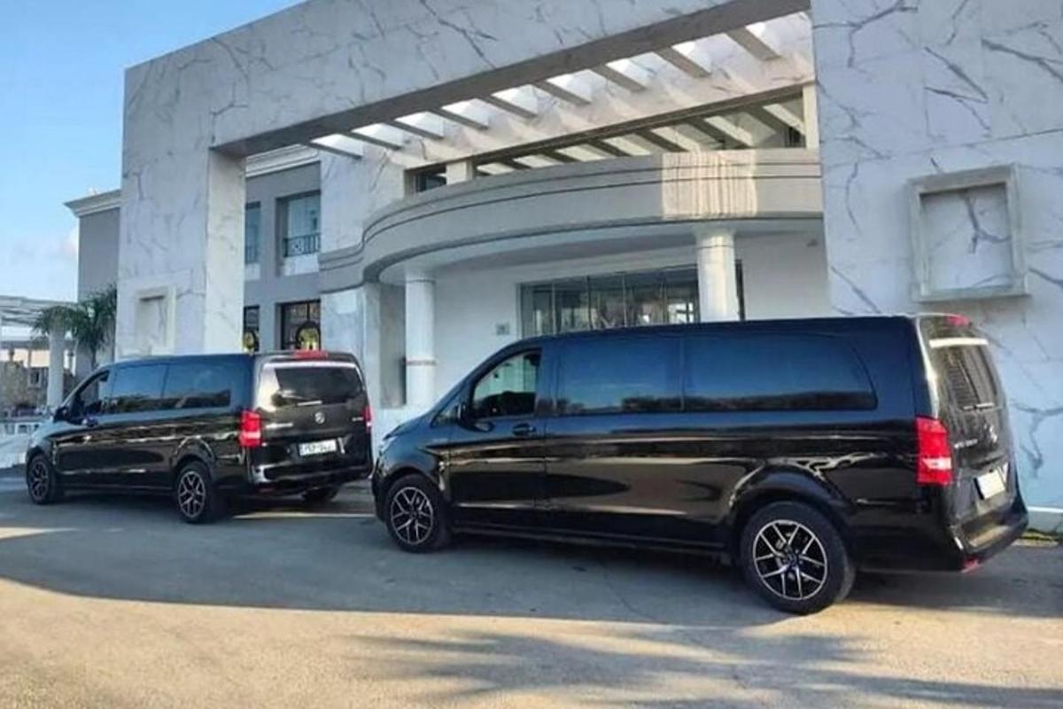 两辆黑色货车停在一栋建筑物前