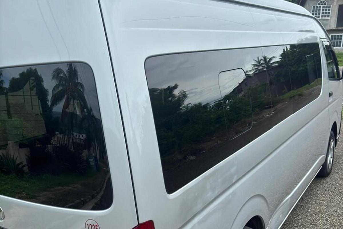 una camioneta blanca estacionada en un estacionamiento