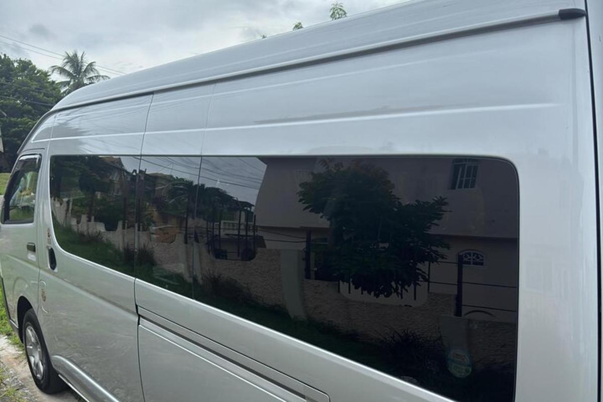 Una furgoneta blanca con el reflejo de un edificio.