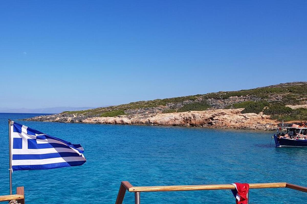 bot di dalam air dengan bendera greek