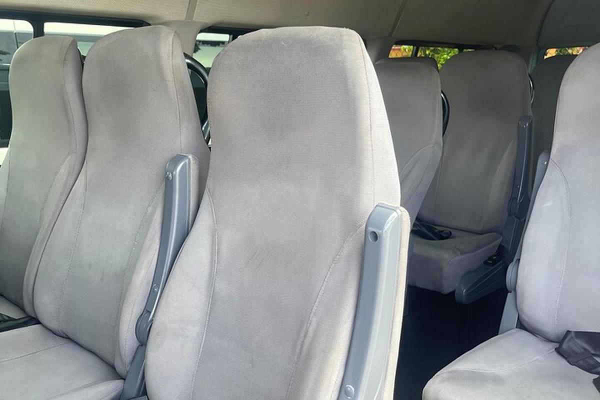 車の後部座席の2つの空席