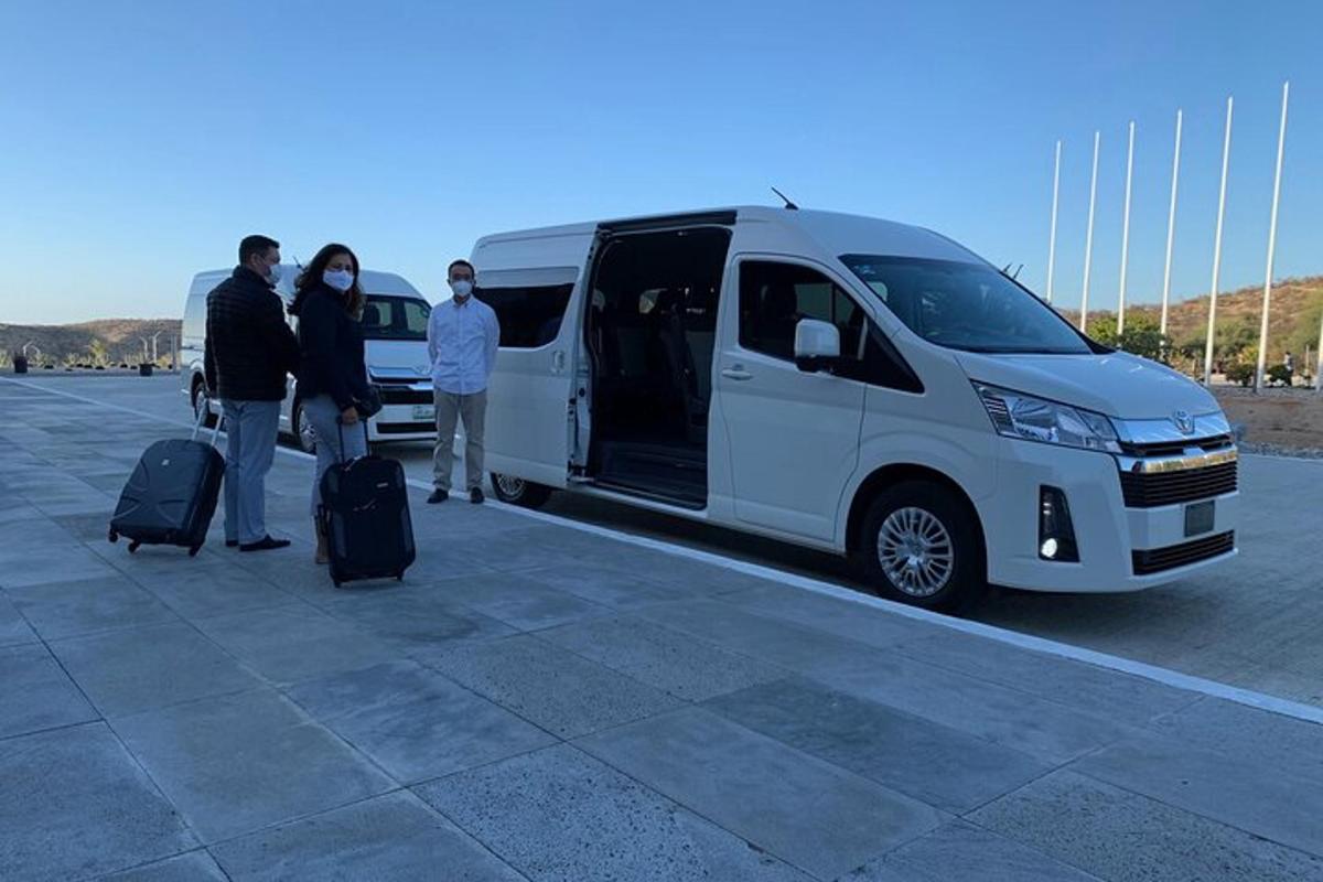 un gruppo di persone in piedi accanto a un furgone bianco