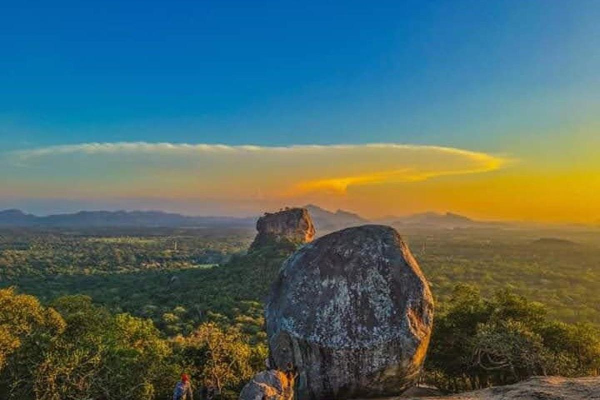 velika skala, ki leži na vrhu gore