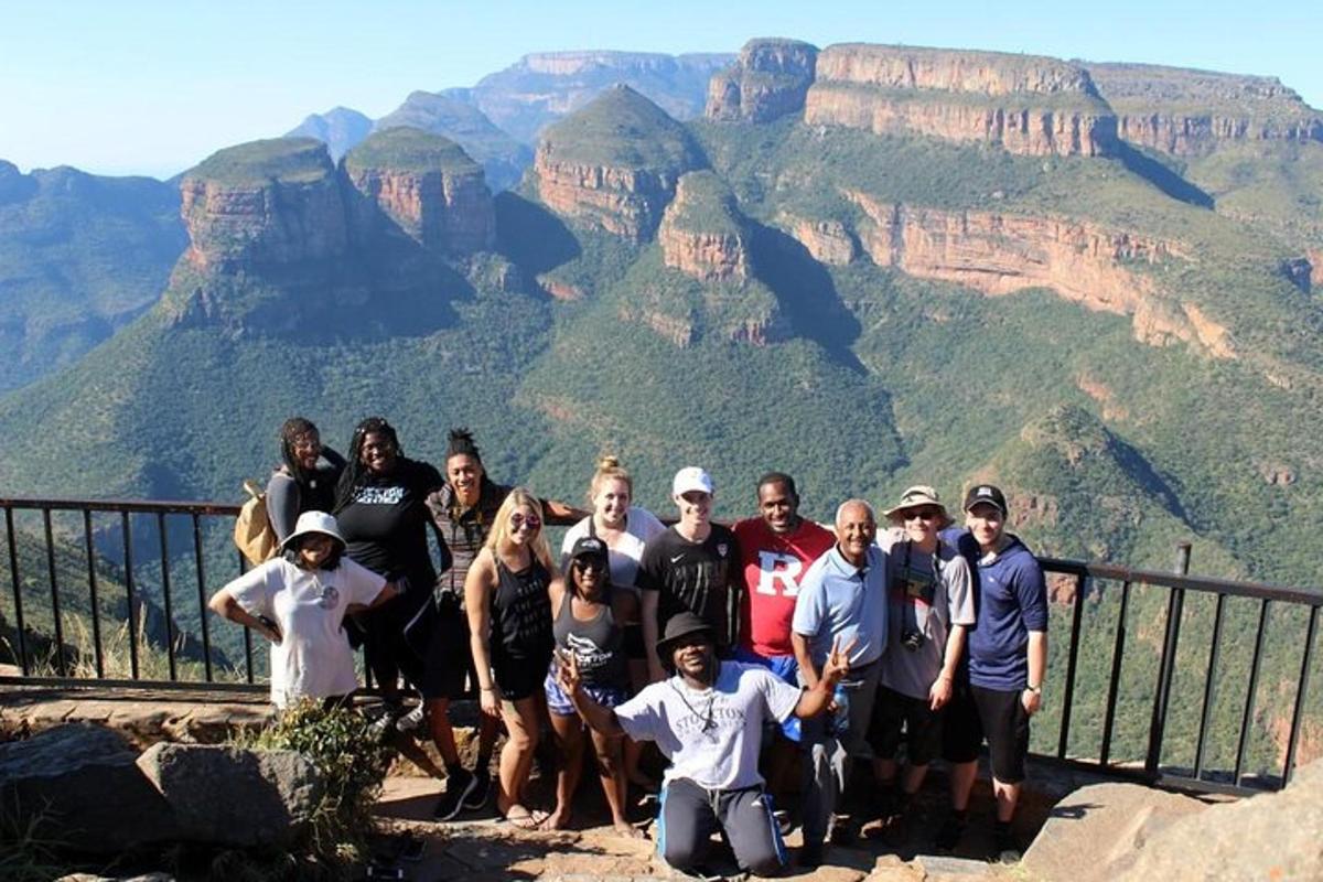 Skupina lidí pózuje pro fotografii u Grand Canyonu